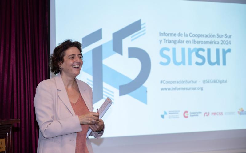 Cristina Xalma, investigadora de SEGIB, presentó el informe sobre cooperación. 