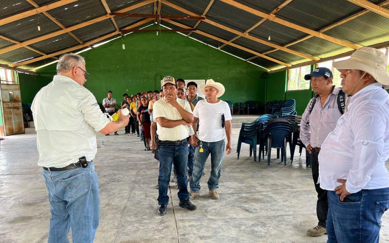 Capacitan y entregan insumos para combatir el Gusano Barrenador del Ganado en Ixcán
