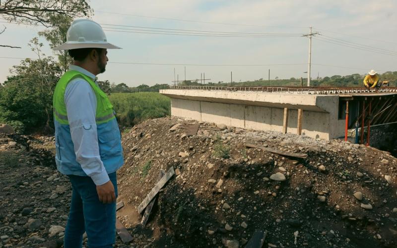 Ministerio de Comunicaciones supervisa construcción de puentes en Guanagazapa, Escuintla