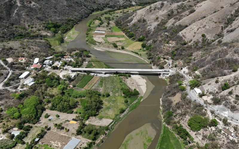 Puente Chitomax con avance del 85%: ministro Miguel Angel Díaz supervisa la obra