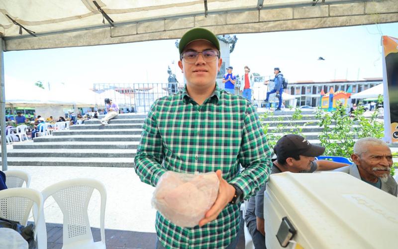 Cunicultura dice presente en la Feria del Agricultor