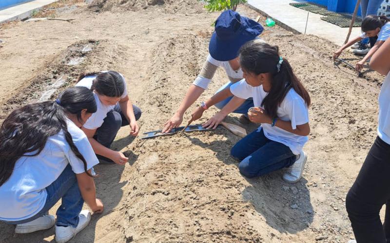Dan seguimiento a huerto escolar de San Agustín Acasaguastlán