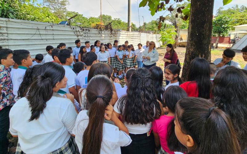 Estudiantes aprenden a elaborar abono bocashi 