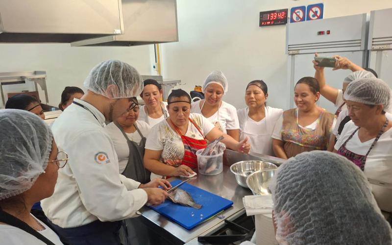 Extensionistas de Hogar Rural capacitados en preparación de platillos con Tilapia