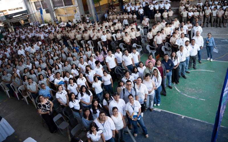 Estudiantes que acudieron al INSO de Chiquimula para recibir información sobre Becas Por Nuestro Futuro.