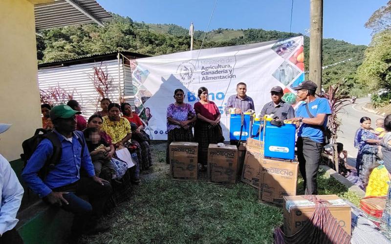 Familias agricultoras de Alta Verapaz reciben Bono Campesino