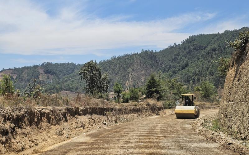 Se limpia la vía, crean canales de desagüe y construir cunetas a los lados de la carretera para que el agua de lluvia no dañe el pavimento.