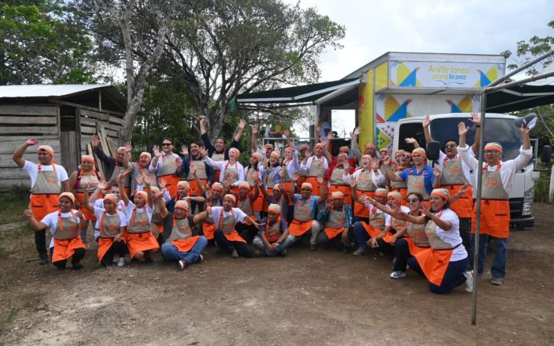 Secretario Carlos Mendoza compartió experiencias con jóvenes del programa Anfitriones para la Paz.  