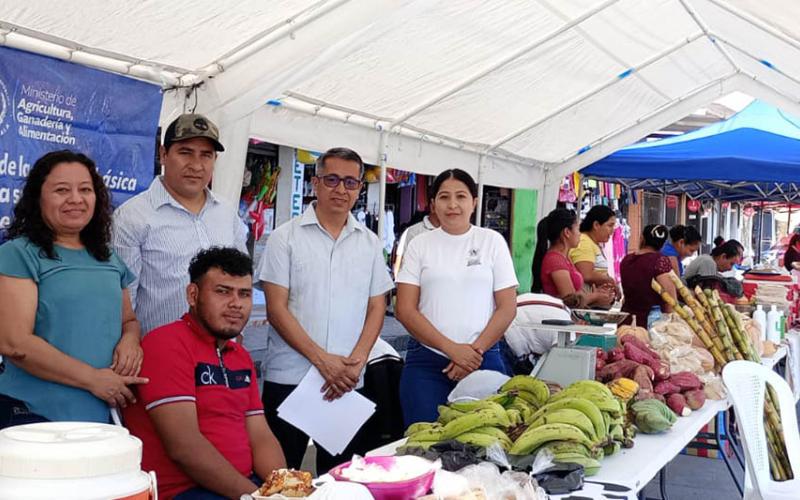 Productores de Petén promueven alimentos frescos en Feria del Agricultor