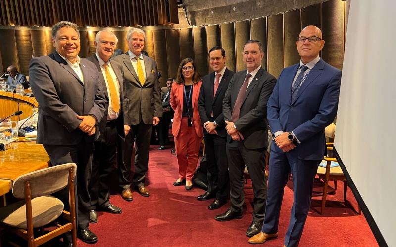 Carlos Mendoza, secretario general de Planificación, junto a otros asistentes del Foro de Desarrollo Sostenible 2025.