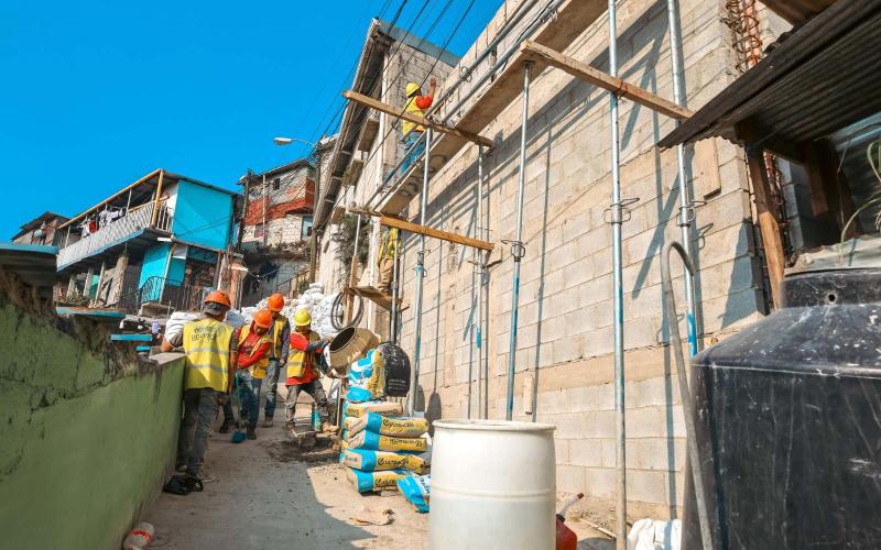 Supervisan construcción de muros de contención en beneficio de más de 250 familias en el asentamiento María Teresa Caballeros 