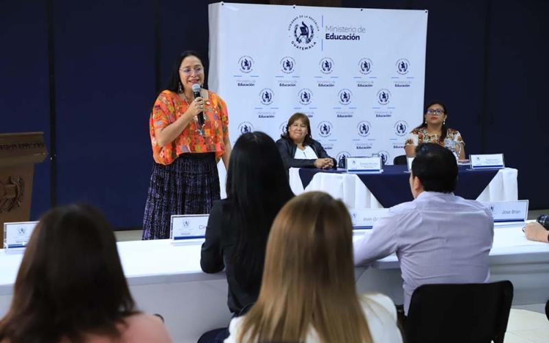 Conversatorio con la viceministra EBI y estudiantes de la UMG
