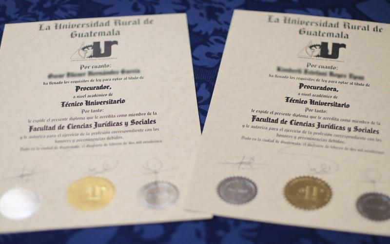 Dos jóvenes obtienen título a nivel técnico 