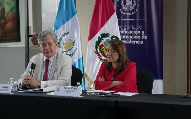 César Jordán, director de Cooperación Internacional del Ministerio de Relaciones Exteriores del Perú, e Iliana Peña, subsecretaria de Cooperación y Alianzas para el Desarrollo.