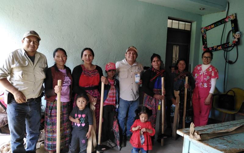 Entregan insumos agrícolas a familias con niños en desnutrición aguda de Totonicapán