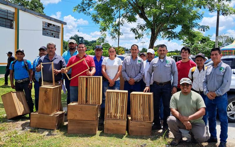 Entregan insumos para mejorar la apicultura en Dolores