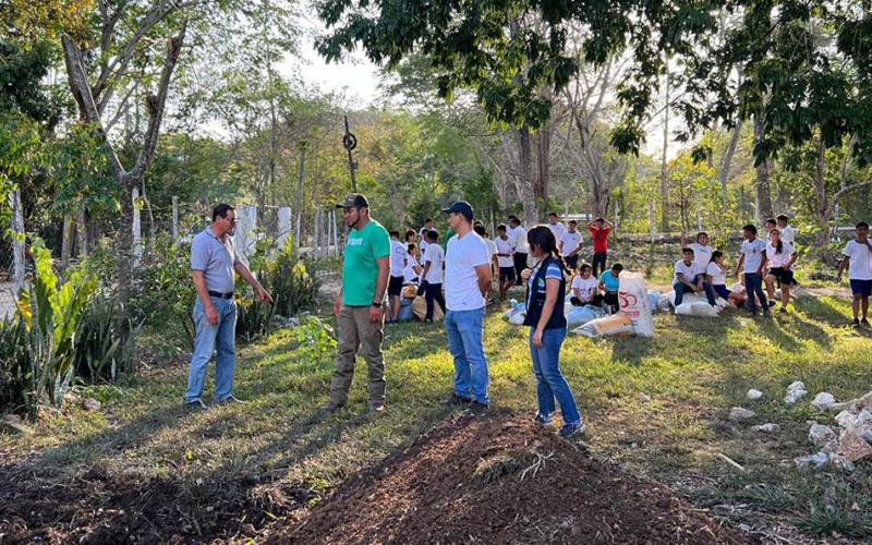 Estudiantes de Santa Ana, Petén capacitados para activar huertos escolares