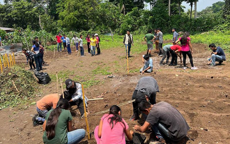 Estudiantes se preparan para implementar huertos escolares con fines pedagógicos