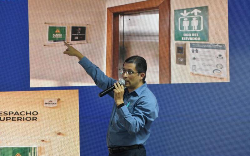 El especialista de SEGEPLAN, Francisco Ericastilla, expuso a personal del Insivumeh, distintos aspectos del PIR.