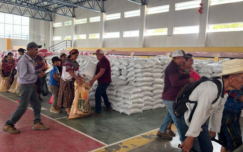 Familias de Cubulco reciben asistencia alimentaria