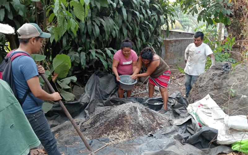 Familias de Escuintla aprenden a elaborar abono orgánico bocashi