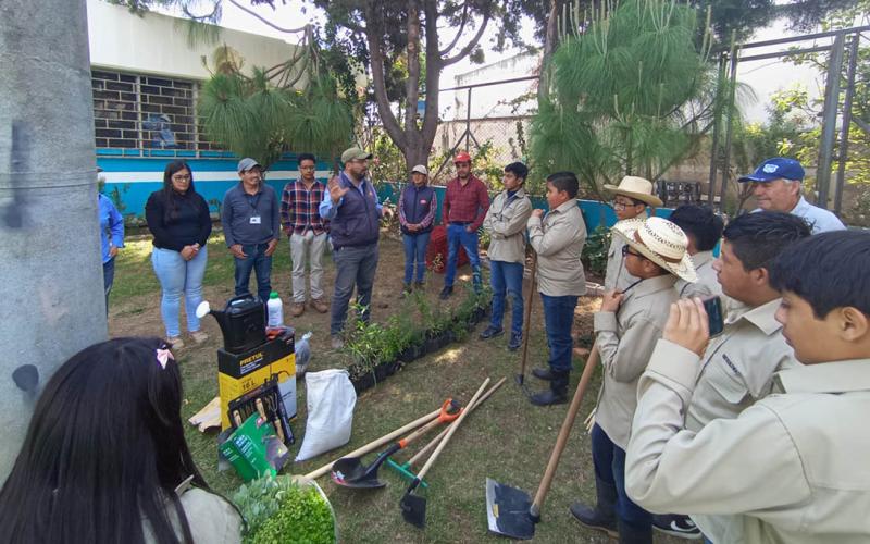 Fortalecen la alimentación saludable desde el aula con huerto escolar en Quetzaltenango 