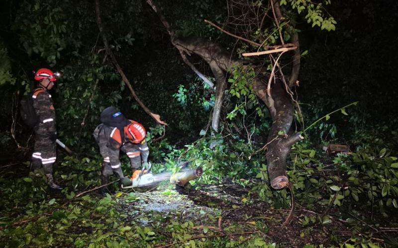 Ejército de Guatemala despeja vías en carretera CA-2, donde se registraron derrumbes por lluvias.