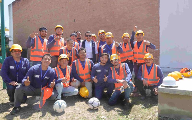 Ministro Díaz celebra el Día del albañil compartiendo los tradicionales chicharrones y la “chamusca” con los constructores de sueños de Guatemala