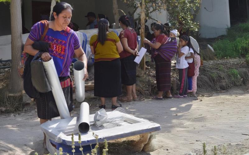ENTREGA DE ESTUFAS AHORRADORAS DE LEÑA 