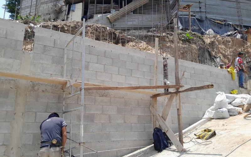 Muros que protegen vidas: avanzan trabajos para brindar seguridad a más de 250 familias en zona 7