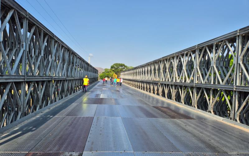 Reemplazan planchas del puente Santiago en la CA-09 Norte