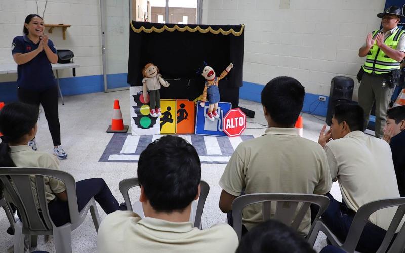 Teatrino de PROVIAL enseña a niños la importancia de la seguridad vial y el respeto a las normas de tránsito