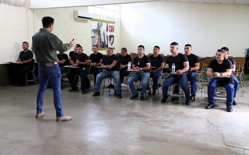 Futuros formadores de brigadas reciben capacitación sobre normas de regulación en distintos tipos de carreteras