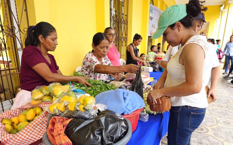 Productos de la canasta básica a precio de feria en San Agustín Acasaguastlán 