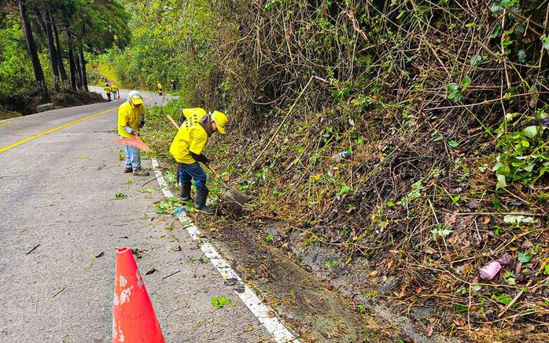 COVIAL retira desechos y maleza de carreteras para mejorar seguridad vial 