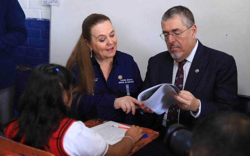 Presidente y ministra verifican mejoría de alumnos con Estrategia de Nivelación de los Aprendizajes