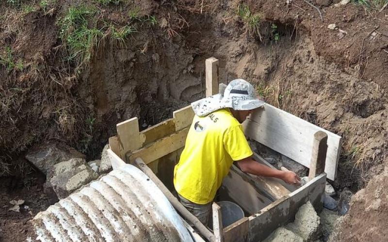 El mantenimiento en la red de drenajes contribuye a evitar el colapso de la infraestructura vial.