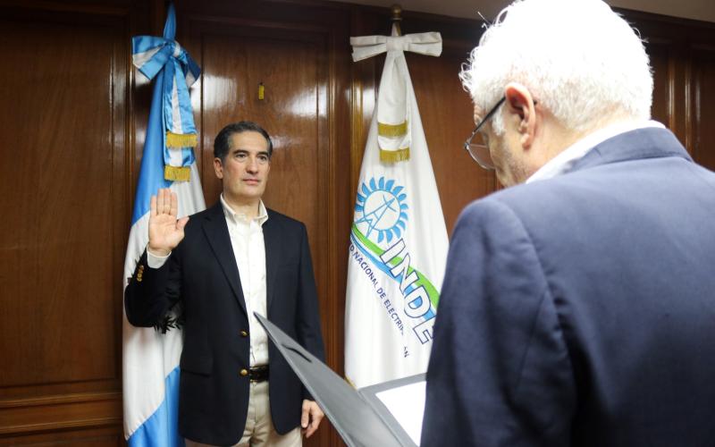 El ingeniero Luis Adolfo Martínez, juramentó a nuevas autoridades del Consejo Directivo del INDE.