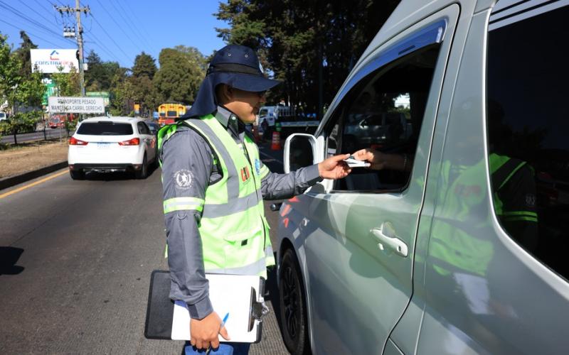 DGT insta a verificar permisos al contratar transporte extraurbano