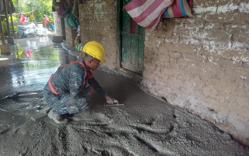 Ejército de Guatemala realiza la fundición de contrapiso en más de 1,600 viviendas en Huehuetenango.