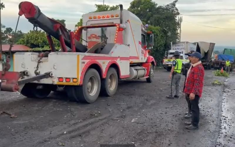 Provial asiste en colisión múltiple en la CA-2 Occidente 