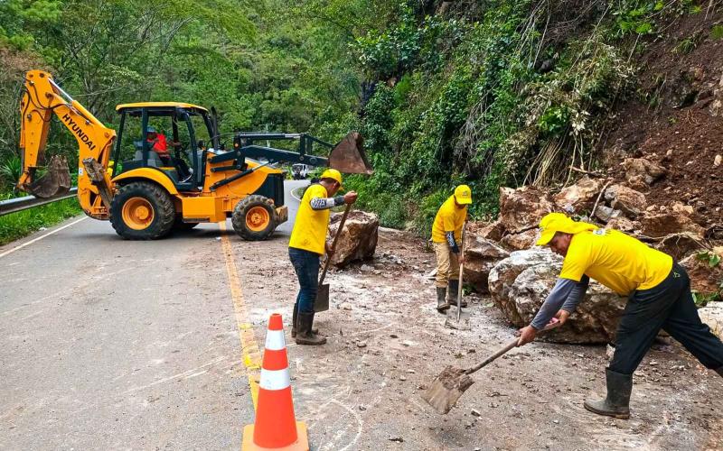 COVIAL y Caminos despejan ruta a Lanquín, Alta Verapaz, tras derrumbe en el km 250.4