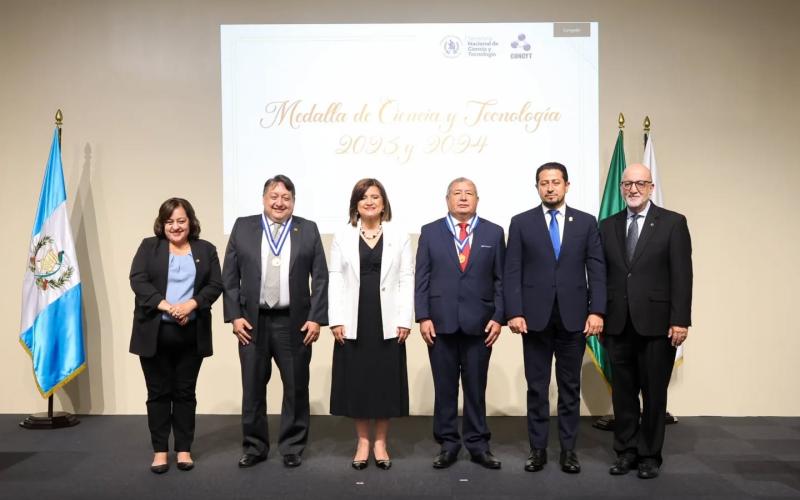 Agrónomo y arqueólogo guatemaltecos reciben Medalla de Ciencia y Tecnología