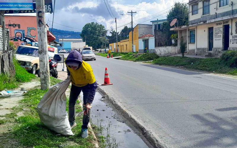 COVIAL mantiene limpias y seguras las rutas hacia San José Chiquilajá, Quetzaltenango