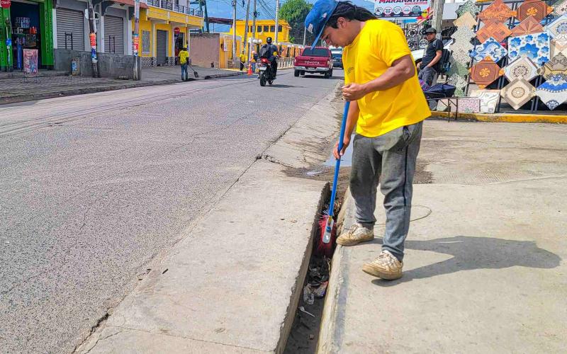 COVIAL refuerza limpieza de cunetas en la ruta San Juan Ostuncalco – Cajolá para prevenir inundaciones