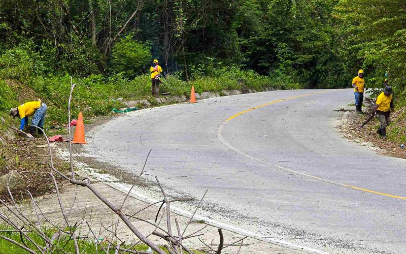 COVIAL realiza mantenimiento rutinario en la RN-7E, tramo Tamahú – Puente Chasco, Alta Verapaz