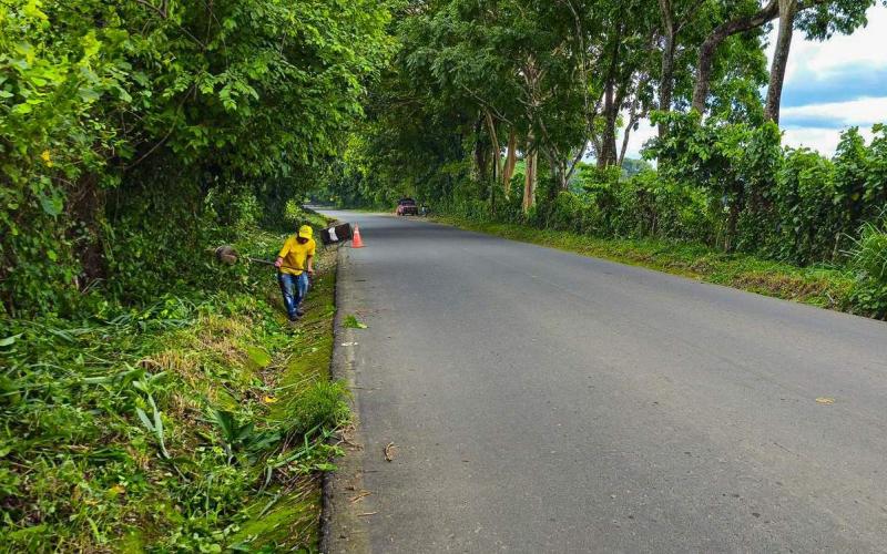 COVIAL refuerza la seguridad vial con trabajos de chapeo en Suchitepéquez