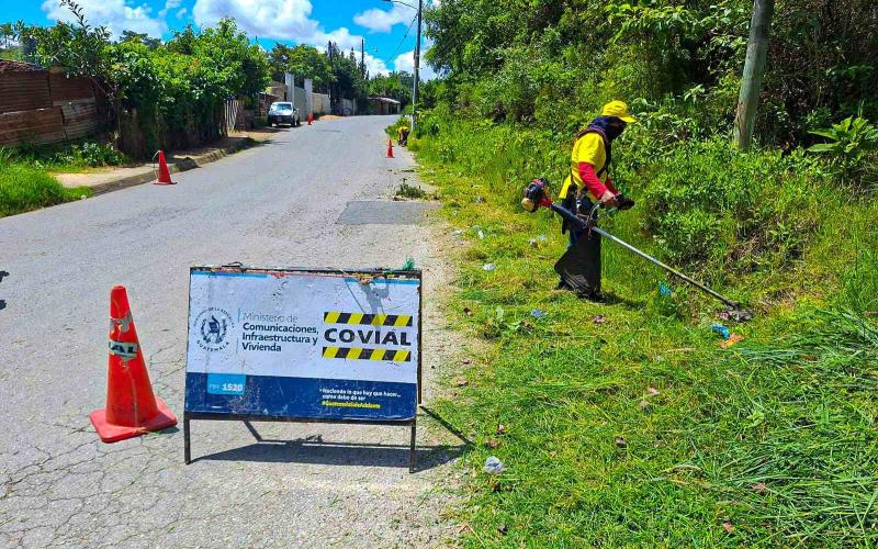 COVIAL mantiene limpia la ruta entre San Raymundo y la aldea Pachalí para garantizar tránsito seguro y ordenado