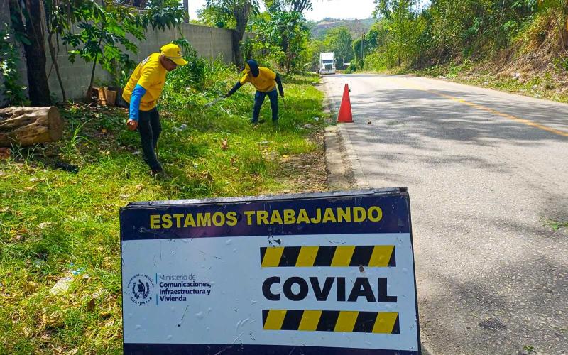 COVIAL realiza chapeo en ruta de Chisec para mejorar visibilidad y seguridad vial