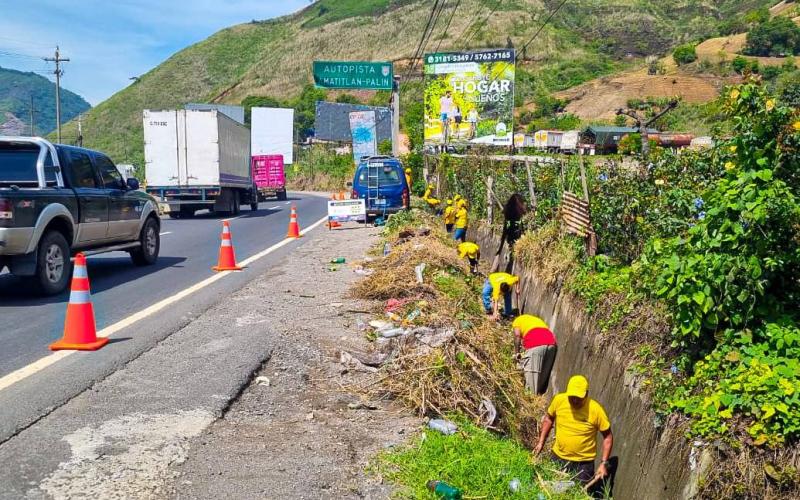 COVIAL ejecuta limpieza de drenajes en la CA-9 Sur, tramo Amatitlán – Palín, como parte del Plan Conecta 2025